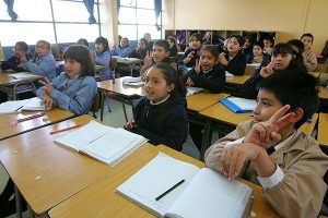 Minsal evalúa adelantar vacaciones de invierno por circulación de virus