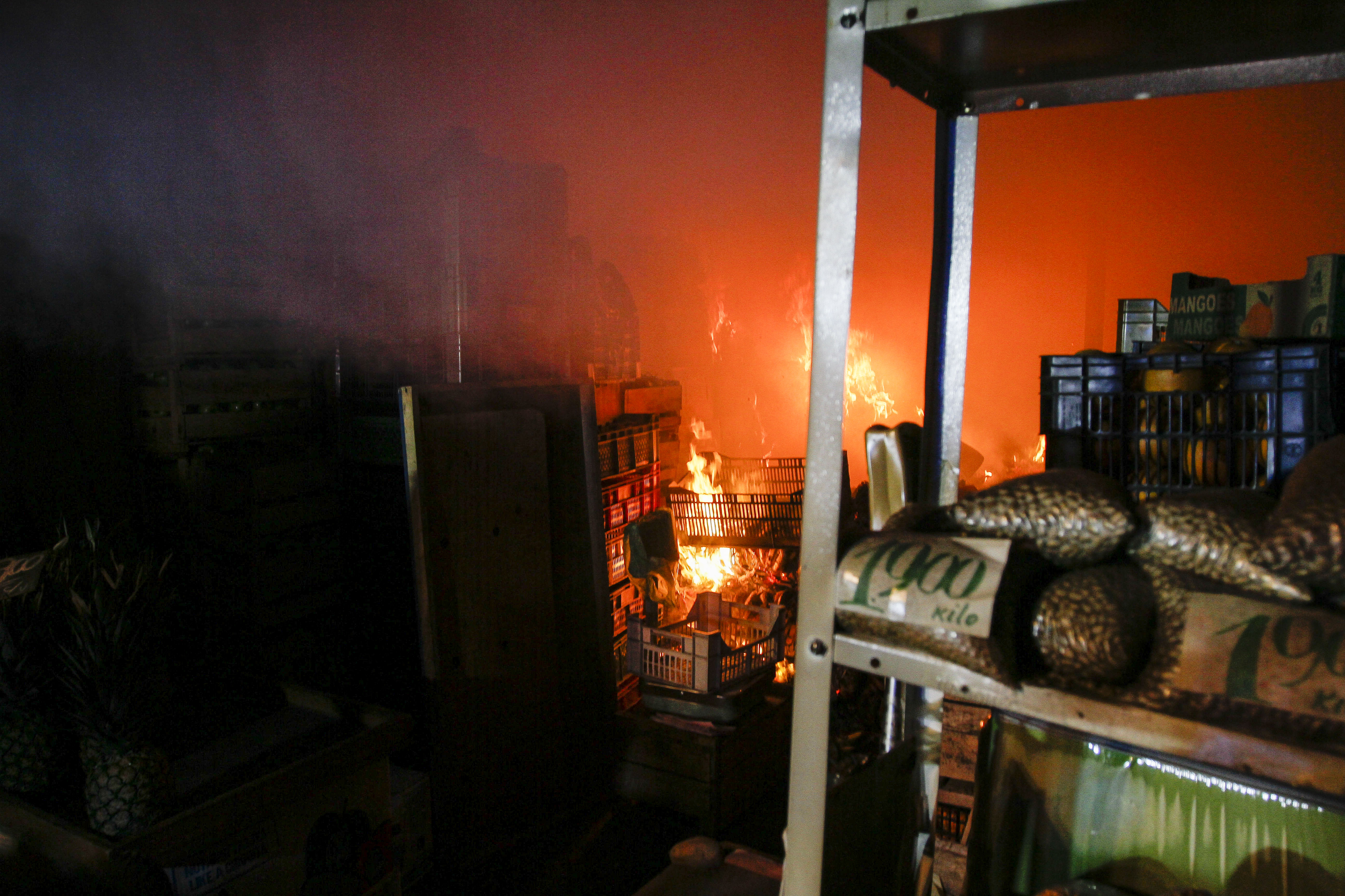 Incendio afecta a tradicional Mercado Cardonal de Valparaíso