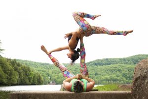 Descubre los beneficios de practicar acroyoga