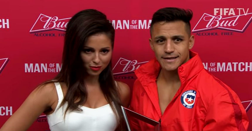 ¿Quién es la guapa chica con la que Alexis cruzó coquetas miradas tras el partido de La Roja?