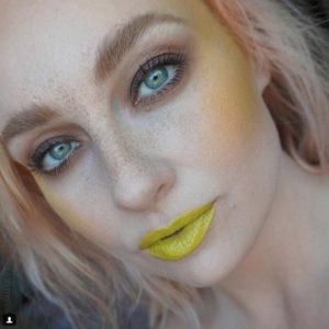 ¿Por qué el rubor amarillo está arrasando en Instagram?