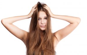 Erradica la caspa con este simple tratamiento casero