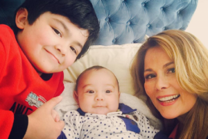 Cathy Barriga viaja con su hijo de un año a Corea del Sur para cumplir promesa de campaña