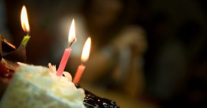 Aterrador descubrimiento al mirar una foto de un cumpleaños