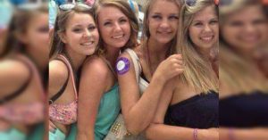 Parece una foto normal de unas amigas, pero si te fijas bien descubrirás algo espeluznante