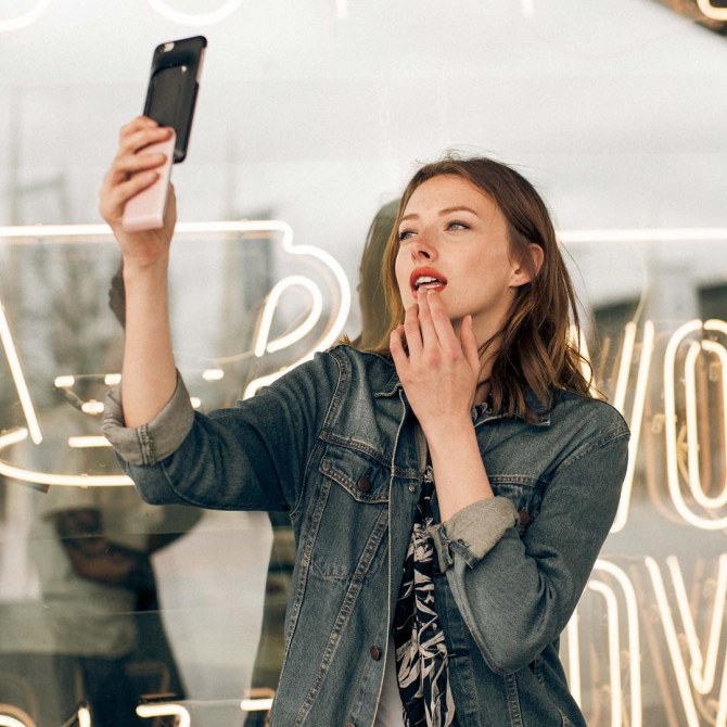 Crean una funda para el celular con maquillaje incluido