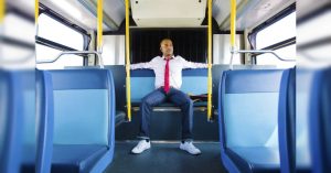 ¡No al manspreading! Esta es la explicación sobre por qué los hombres no necesitan sentarse con las piernas abiertas