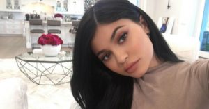 Kylie Jenner publica las primeras fotografías junto a su hija