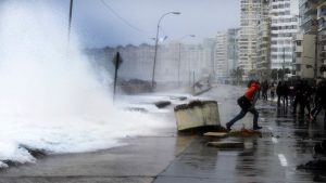 #FMDOSTeInforma: Marejadas provocan inundaciones y cierre de calles en Viña del Mar