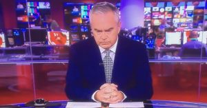 Conductor de noticiario pasó casi tres minutos en silencio porque nadie le avisó que estaba al aire