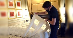 ¡Deme mil! Crean cama inteligente que se hace sola y regula la temperatura