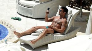 Ricky Martin luce cuerpazo en relajada tarde de piscina