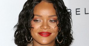 Rihanna luce sus curvas en carnaval de Barbados