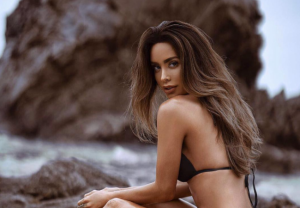 ¡Tiene 8 meses de embarazo y un abdomen plano! ¿Por qué es tan criticada?