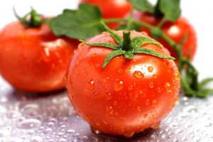 Descubre distintos usos del tomate para cuidar la piel