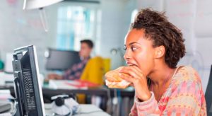Descubre por qué no deberías almorzar frente al computador en tu trabajo