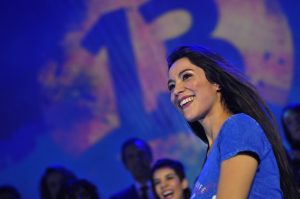 Loreto Aravena sacó aplausos con coqueto vestido donde muestra su six pack