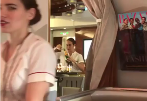 Pasajero registra el momento en que una azafata devuelve champagne de una copa a la botella