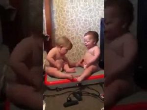 La reacción de estos bebés sobre una máquina de ejercicios se hizo viral en redes sociales