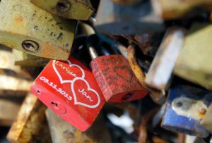 El riesgo que reviste la moda de los candados en los puentes