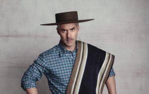 ¿Se parecen? Carlos Díaz de "Amanda" es comparado con galán de Hollywood