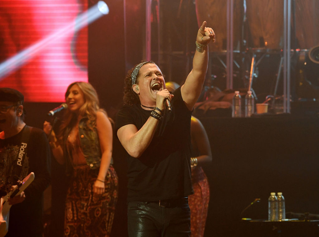 Fanática besó a Carlos Vives en pleno show en Canadá