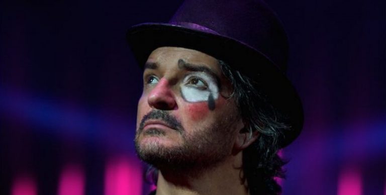 Ricardo Arjona lanzó su especial audiovisual "A solas con el Circo soledad"