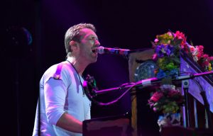 El emocionante momento en que el público sube a un fan en silla de ruedas al escenario junto a Coldplay