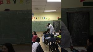 El profesor que enseña matemáticas al ritmo de "Despacito"