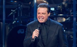 Periodista afirma ser la nueva novia de Luis Miguel