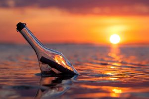 Viudo lanzó botellas al mar buscando un nuevo amor y esto fue lo que recibió