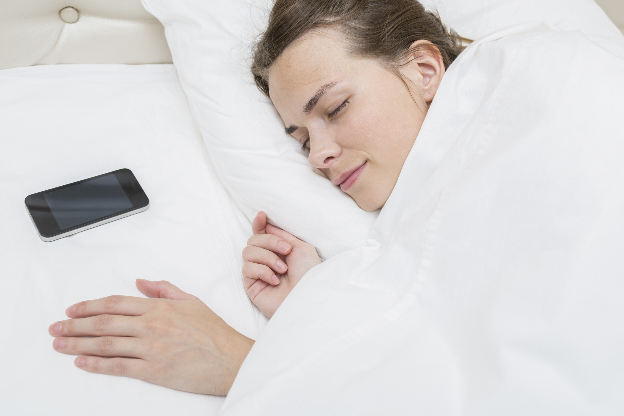 Los peligros de dejar cargando tu celular bajo la almohada