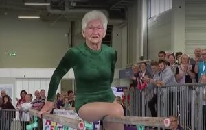 Mujer de 91 años sorprende con su presentación en un campeonato de gimnasia