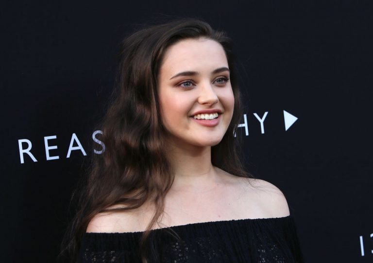 Katherine Langford podría convertirse en la próxima Batichica