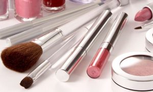 Consejos para quitar manchas de maquillaje de la ropa