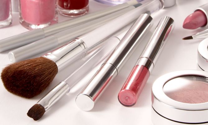 Consejos para quitar manchas de maquillaje de la ropa — FMDOS
