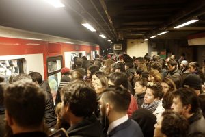 Diputado Gabriel Silber propone vagones segregados por sexo en el Metro para evitar acosos