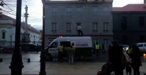 Joven bailó como Michael Jackson sobre furgón de Carabineros