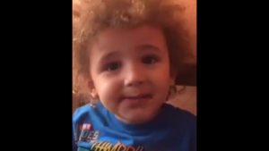 Este tierno niño pide que le corten el pelo por su parecido con un futbolista