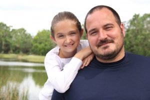 ¿Eres papá y no sabes cómo peinar a tu hija? Este padre soltero se la jugó con una creativa idea