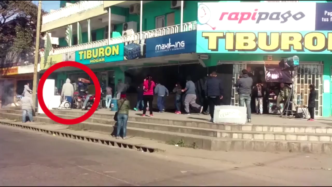 Este hombre aprovechó un "saqueo" para robar, sin saber que todo era una película