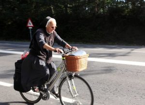 Sor bicicleta: La monja que arrasa en redes sociales