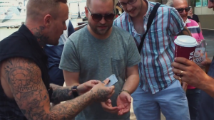 La divertida cara del dueño de un teléfono cuando un truco de magia sale mal