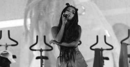 ¡Ariana Grande sufrió caída durante concierto en Chile!