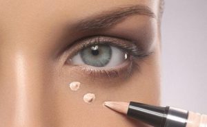 ¿Quieres que tu corrector de ojeras dure hasta el final del día? Mira estos sencillos consejos