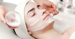 Mascarillas faciales de leche materna: Un tratamiento de belleza en auge