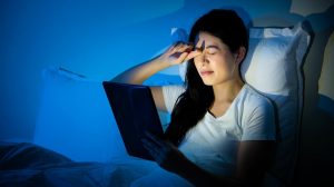 Estudio advierte que la luz led de celulares daña los ojos