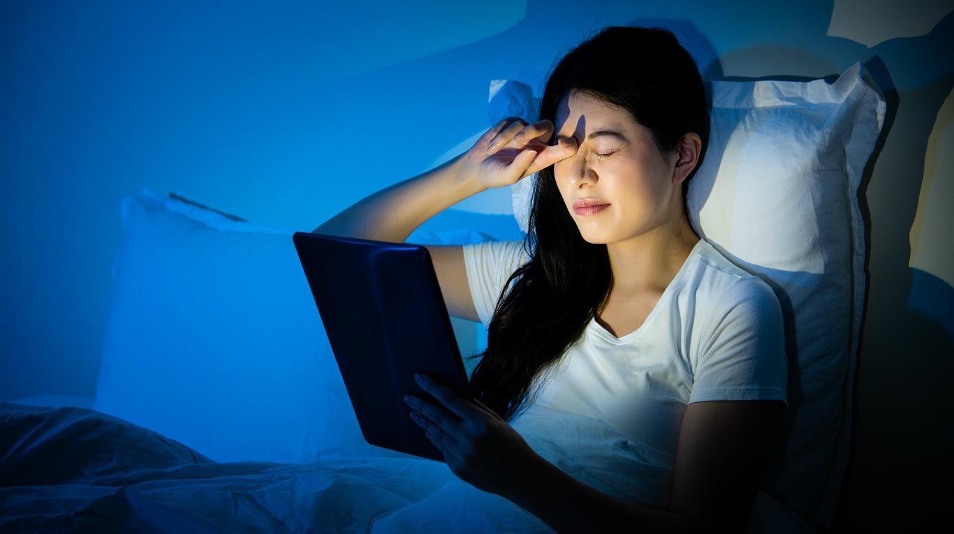 Estudio advierte que la luz led de celulares daña los ojos