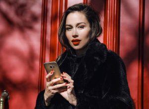 Él te pide tu opinión para elegir su ropa: ¿Cómo ayudarlo?