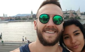 Estornudó durante un romántica selfie y el resultado es perturbador